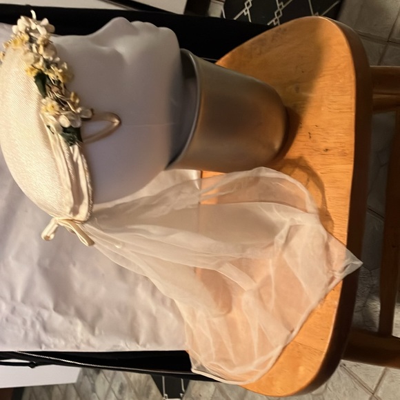 Lovely vintage crème satin like hat with flower band , satin bow n short back - Picture 4 of 9